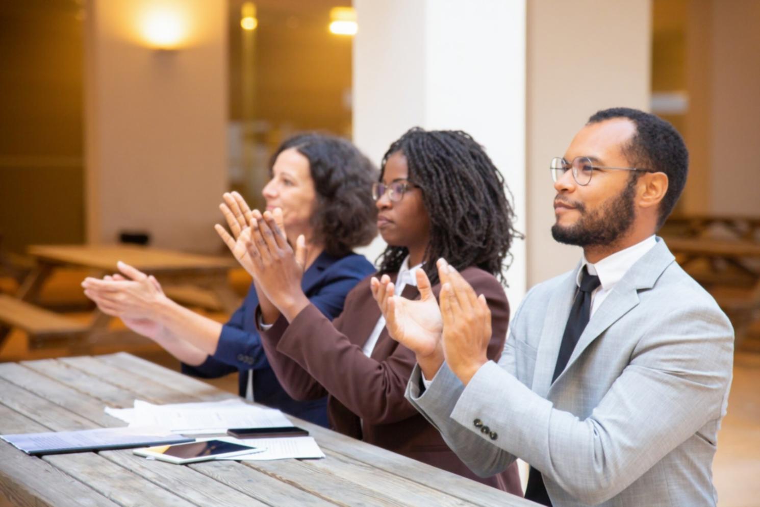 Análisis financiero transparente con gráficos y datos claros