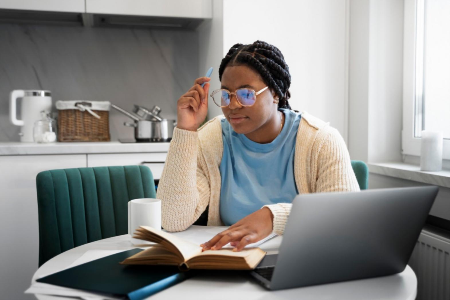 Reunión de equipo discutiendo estrategia financiera