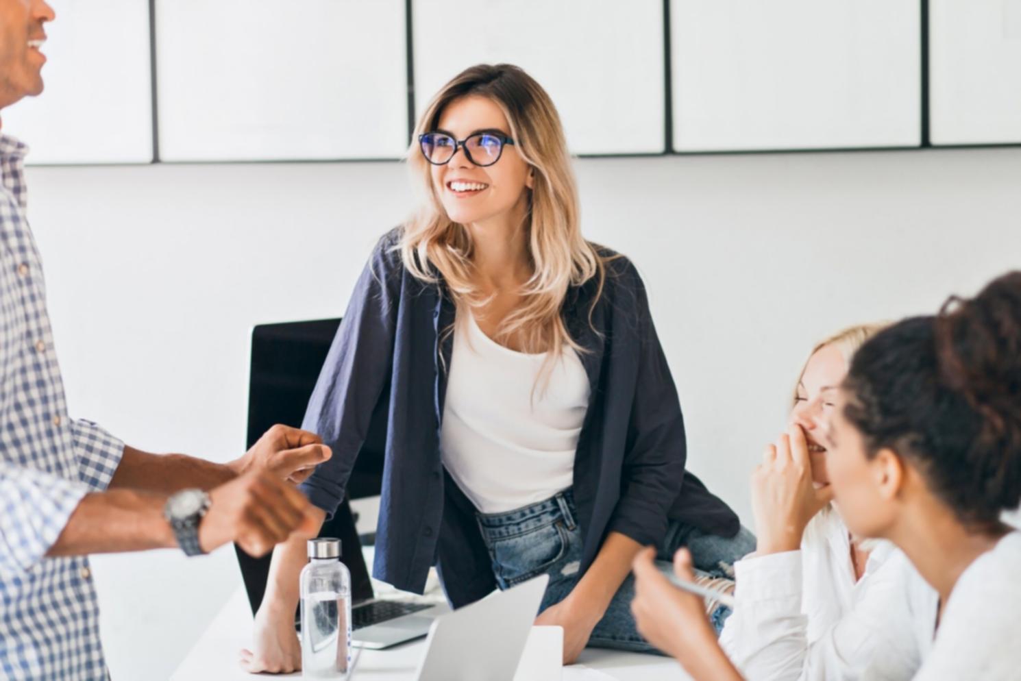 Estudiante analizando informes financieros con herramientas digitales