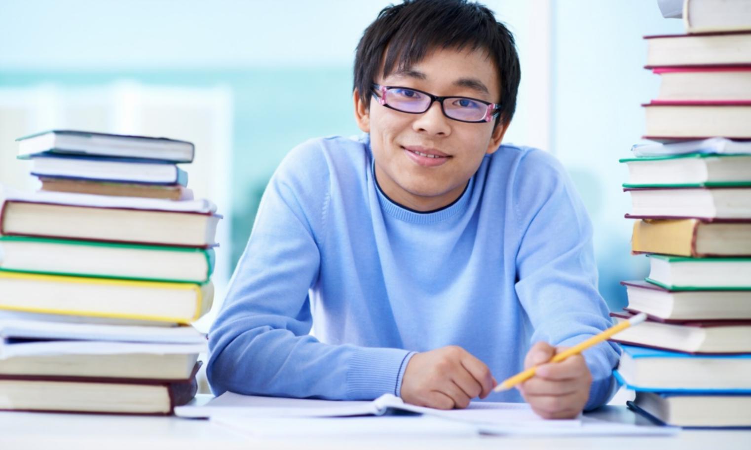 Estudiantes colaborando en análisis financiero grupal