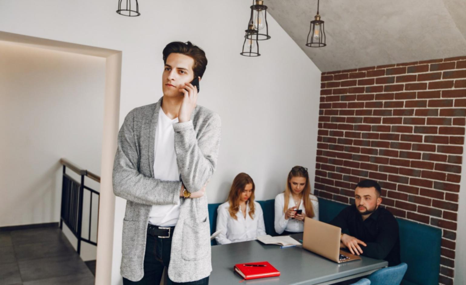 Estudiante analizando documentos financieros en un entorno de aprendizaje profesional