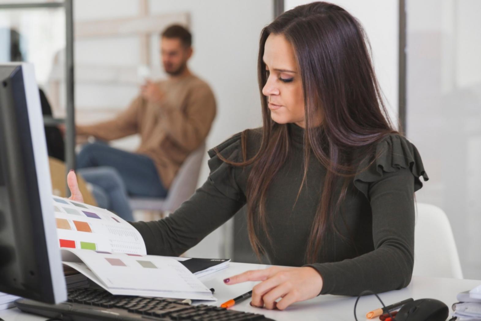 Equipo de trabajo revisando análisis financiero en oficina moderna
