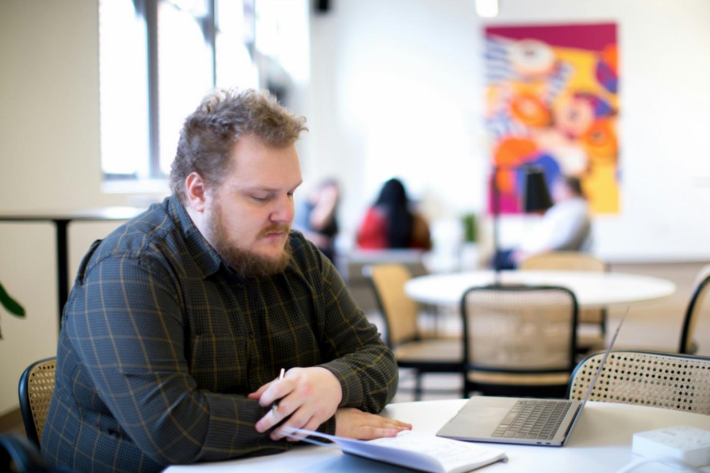 Análisis de datos financieros en pantalla de ordenador